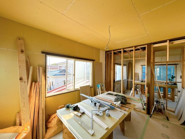 【洋室】 | 大仙市大曲須和町二丁目　戸建て | 【リフォーム中】2階南西側、約6帖の洋室です。フローリングは重ね張り、壁クロスは張替をし、天井はクロス張りを実施予定です。建具・照明・収納は新しくする予定です。