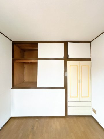 【洋室】 | 大仙市大曲須和町二丁目　戸建て | 【リフォーム中】2階南西側、約6帖の洋室にはクローゼットを新設予定です。