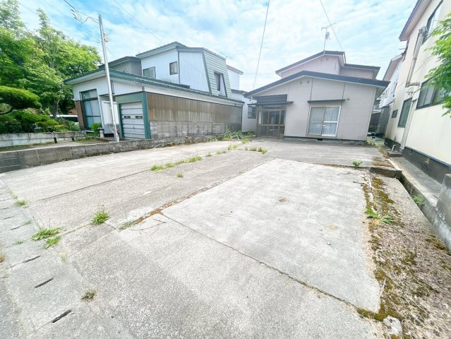 【駐車場】 | 大仙市大曲須和町二丁目　戸建て | 【リフォーム中】建物正面の駐車場です。普通車3台並列で停められる広さがあります。