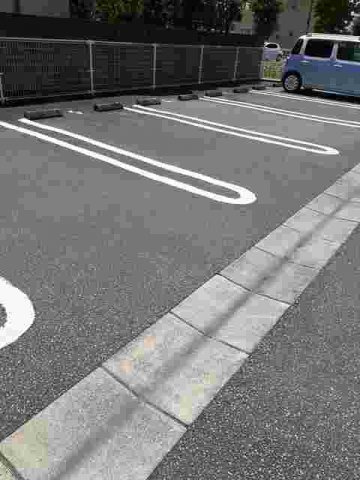 サニープレイスＡの駐車場|車をお持ちの方に嬉しい駐車場付きの物件です