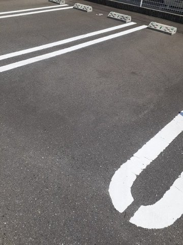 ルーベル鴨島Ａの駐車場|駐車場に車を止められます