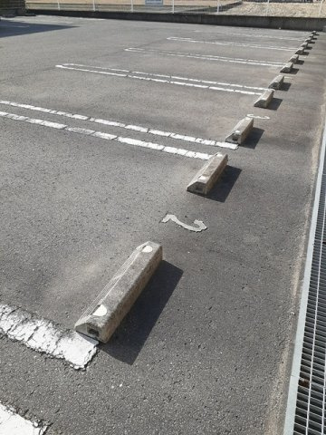 ヴェル　ドゥーラ　Ⅵの駐車場|車をお持ちの方に嬉しい駐車場付きの物件です