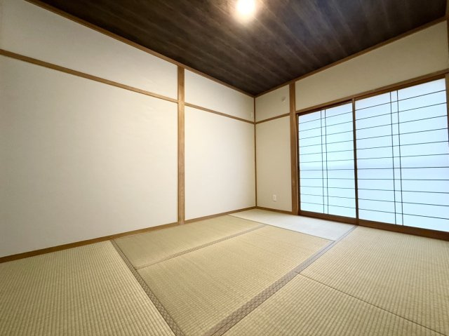 中古戸建　尼崎市東難波町4丁目の和室|1階和室6帖  LDKと出入口が別になり1階にあることで急な来客時に便利！お子様がいるご家庭にも安心♪