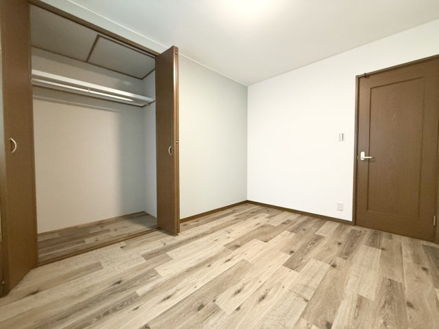 中古戸建　尼崎市東難波町4丁目の洋室|洋室6帖（洋室8帖の西側）のクローゼット収納