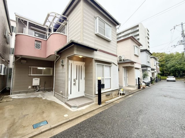 中古戸建　尼崎市東難波町4丁目の駐車場|敷地内駐車場を完備。前面道路からのアプローチもしやすく、毎日の車移動や出し入れもスムーズです。