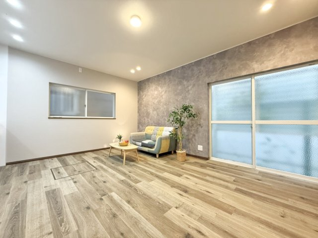 中古戸建　尼崎市東難波町4丁目の居間・リビング|1階LDK10.7帖　明るい二面採光の南向きリビングです♪