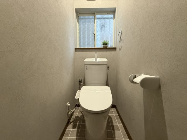 中古戸建　尼崎市東難波町4丁目のトイレ|温水洗浄便座を完備。季節を問わず快適な使い心地です。新調済みで綺麗です。（各階にございます）