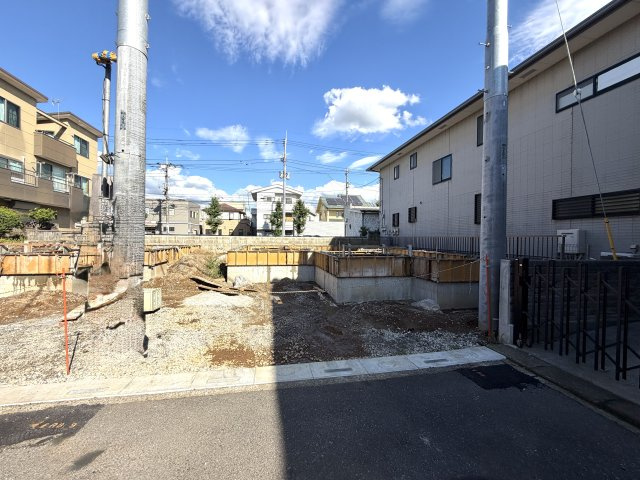 越谷市東越谷４丁目２区画２号棟　新築戸建の外観|建物の土台となる基礎部分を施工中。確かな技術でコンクリートを打ち込み、強度をしっかり確保します。