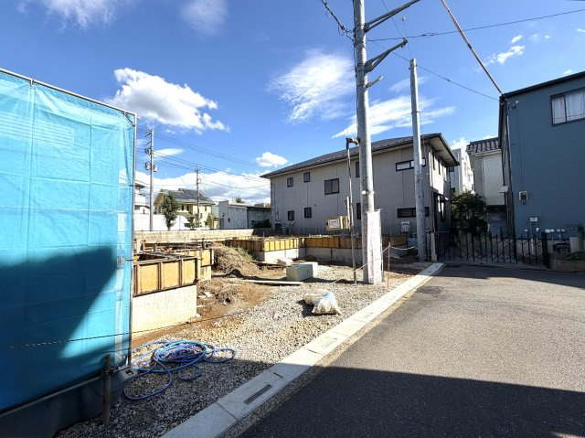 越谷市東越谷４丁目２区画２号棟　新築戸建の外観|水平と強度の精度を保ちながら丁寧に行う基礎工事。これからの施工工程も安全第一で進めてまいります。