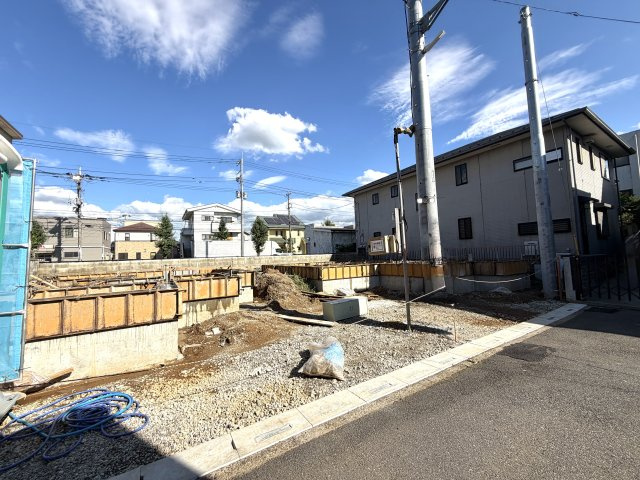 越谷市東越谷４丁目２区画２号棟　新築戸建の外観|完成後には隠れてしまう基礎内部を確認できる貴重な時期。しっかりとした造りをぜひ現地でご覧ください。
