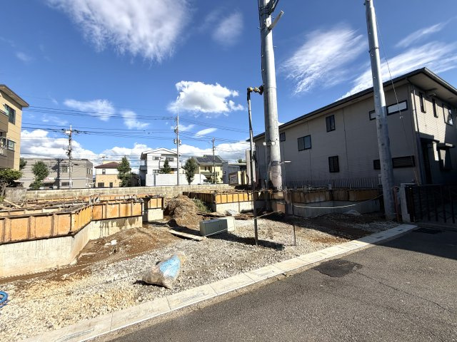 越谷市東越谷４丁目２区画２号棟　新築戸建の外観|耐震基準を満たした強固な基礎構造を構築中。建物全体の安定感を決定づける重要な工程を進めています。
