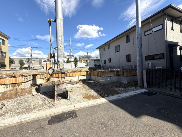 越谷市東越谷４丁目２区画２号棟　新築戸建の外観|鉄筋が綺麗に組み上げられた基礎工事現場。地震や災害に強い住まいを目指し施工を進めております。