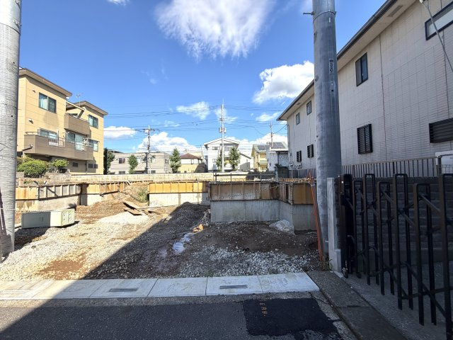 越谷市東越谷４丁目２区画２号棟　新築戸建の外観|構造の安全性を第一に考えた基礎施工中。厳しい品質チェックを経て、頑丈な土台を作り上げています。