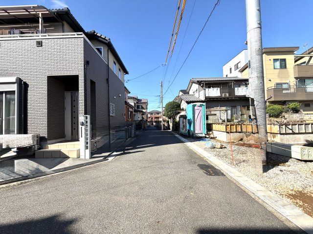越谷市東越谷４丁目２区画２号棟　新築戸建の前面道路含む現地写真|敷地前面に十分なスペースがあり車の据え切りも楽々。駐車が苦手な方でも安心して運転できる道路環境です。