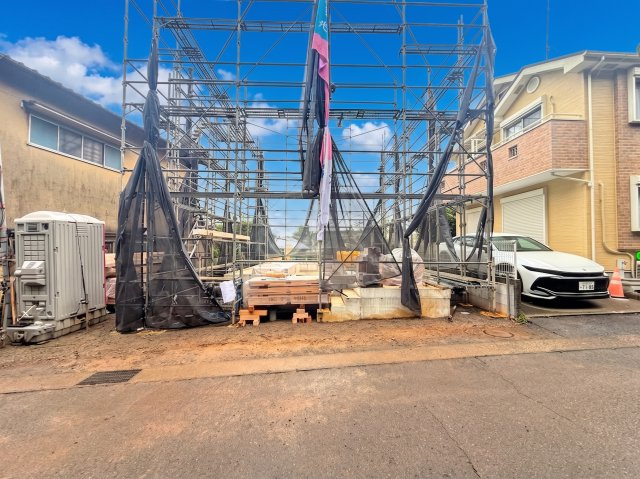 戸塚区小雀町　新築戸建の外観|◆一戸建てを中心とした街並みが整然と続き、周辺は高い建物が建っていないので、緑の多い閑静な趣を感じる環境です。街並みや周辺環境も重要なポイントです！！
