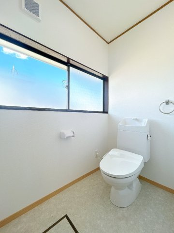 【トイレ】 | 大仙市大曲戸巻町　戸建て | 【リフォーム済】トイレはジャニス製の温水洗浄機能付きに新品交換しました。キズや汚れが付きにくい加工が施してあるのでお手入れが簡単です。直接肌に触れるトイレは新品が嬉しいですよね。