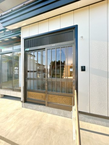 【玄関】 | 大仙市大曲戸巻町　戸建て | 【リフォーム済】玄関を外側から撮影しました。玄関鍵は新品に交換しました。