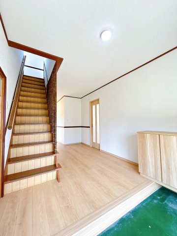【玄関】 | 大仙市大曲戸巻町　戸建て | 【リフォーム済】玄関を内側から撮影しました。清潔感のある明るい空間に仕上がりました。