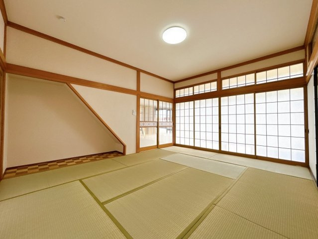 【玄関】 | 大仙市大曲戸巻町　戸建て | 【リフォーム済】1階東側10畳和室です。畳は表替え、天井・壁はクロスで仕上げました。玄関から近くワークスペースや応接室としても活用できます。