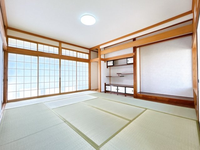【和室】 | 大仙市大曲戸巻町　戸建て | 【リフォーム済】1階西側10畳の和室です。畳は表替え、天井・壁はクロスで仕上げました。窓からの日差しが心地よく、思わず横になりたくなるような空間です。