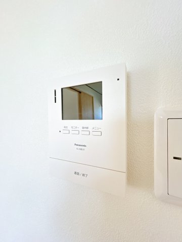 【玄関】 | 大仙市大曲戸巻町　戸建て | 【リフォーム済】TVモニターホンです。訪問者が玄関のインターホンを押すと自動的に画面が映り画像が録画されます。