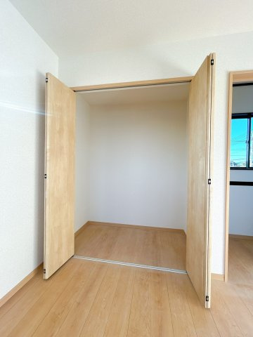 【洋室】 | 大仙市大曲戸巻町　戸建て | 【リフォーム済】洋室にはそれぞれクローゼットを新設しました。