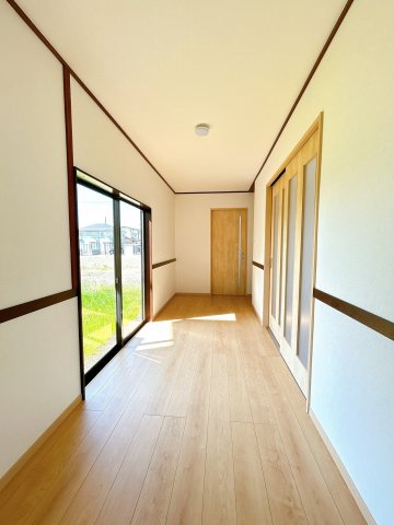 【内装】 | 大仙市大曲戸巻町　戸建て | 【リフォーム済】１階廊下です。大きい家具もスムーズに運ぶことができます。