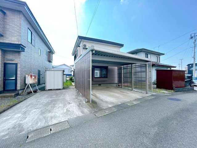 【駐車場】 | 大仙市小貫高畑字曽四川　戸建て | 【リフォーム中】駐車場です。カーポート2台、平置き1台駐車可能です。
