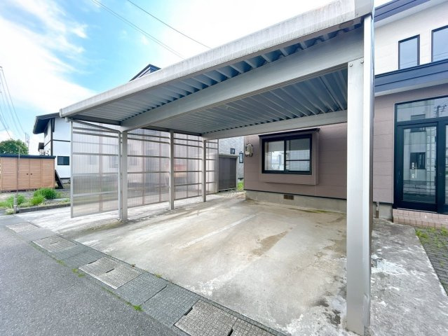 【駐車場】 | 大仙市小貫高畑字曽四川　戸建て | 【リフォーム中】カーポートを撮影しました。雪国では重宝されています。