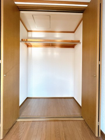 【洋室】 | 大仙市小貫高畑字曽四川　戸建て | 【リフォーム中】2階南側約8帖洋室の収納です。