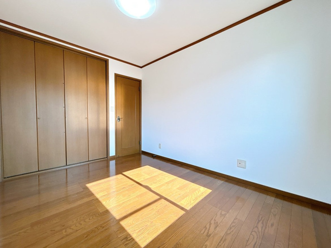 【洋室】 | 大仙市小貫高畑字曽四川　戸建て | 【リフォーム中】2階北西側の約6帖洋室です。