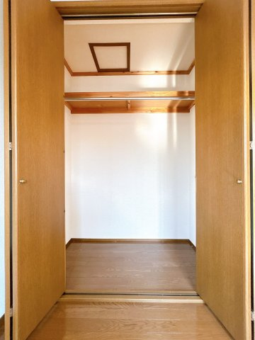 【洋室】 | 大仙市小貫高畑字曽四川　戸建て | 【リフォーム中】2階南西側約8帖洋室の収納です。