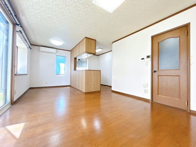 【居間・リビング】 | 大仙市小貫高畑字曽四川　戸建て | 【現況販売】1階リビングです。別方向から撮影しました。