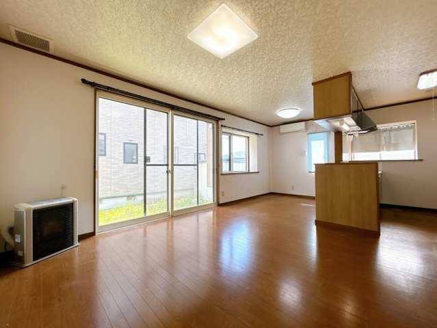 【居間・リビング】 | 大仙市小貫高畑字曽四川　戸建て | 【リフォーム中】1階リビングです。