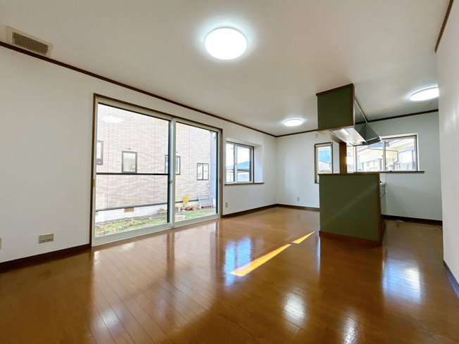 【居間・リビング】 | 大仙市小貫高畑字曽四川　戸建て | 【リフォーム済】1階約15.5帖のリビングです。