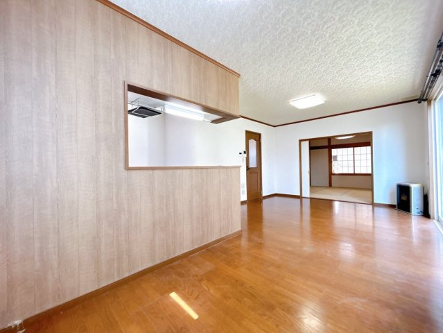 【居間・リビング】 | 大仙市小貫高畑字曽四川　戸建て | 【リフォーム中】1階約15.5帖リビングです。