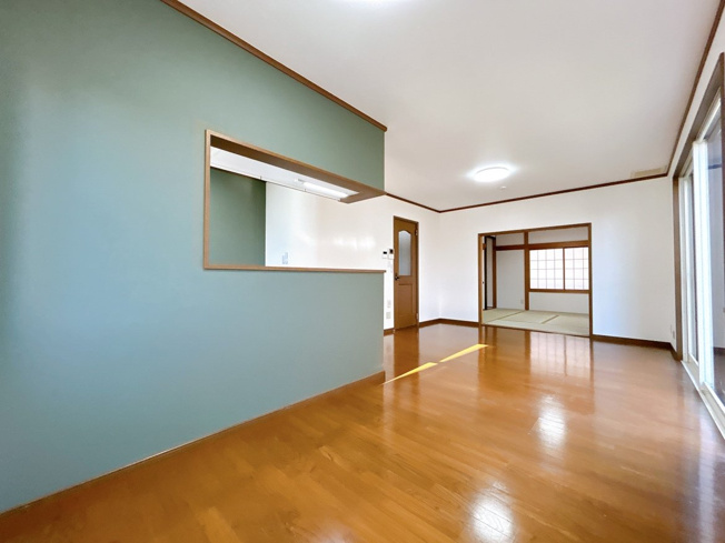 【居間・リビング】 | 大仙市小貫高畑字曽四川　戸建て | 【リフォーム済】1階約15.5帖リビングです。