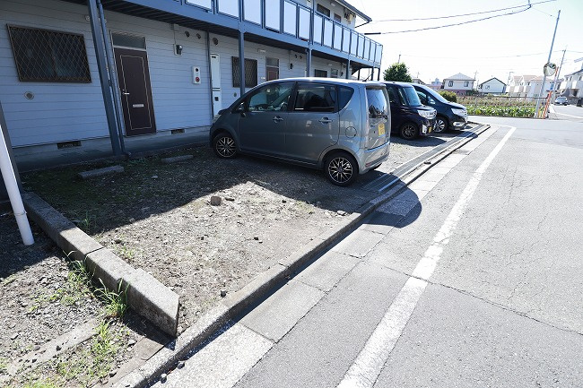 サマックスナガキドC棟の駐車場