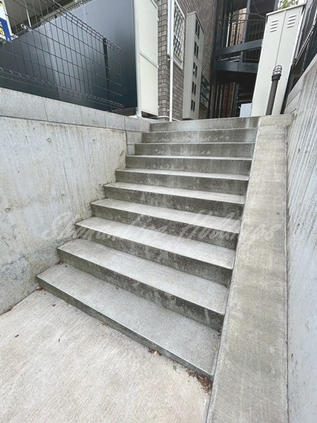 横浜市戸塚区戸塚町のアパートのエントランス