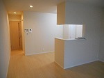 ソフィア　清里の居間・リビング|白基調の明るい人気の対面キッチンがあるLDK