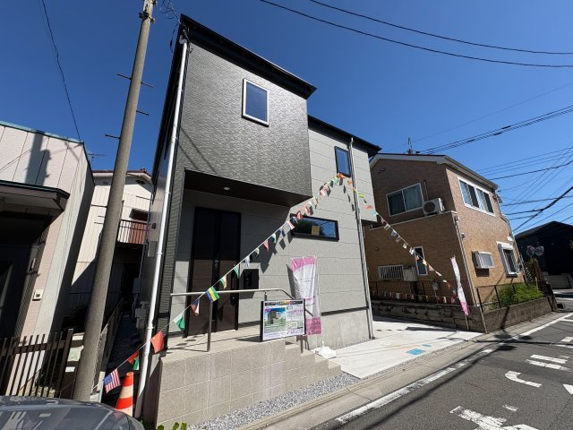 《仲介手数料半額》上尾市二ツ宮の外観|LDK20帖の広々とした新築戸建て。6帖以上の居室が3部屋あり、ご家族それぞれのお部屋を確保しやすい間取りです。小学校や買物施設も徒歩10分圏内で、暮らしやすい住環境です。