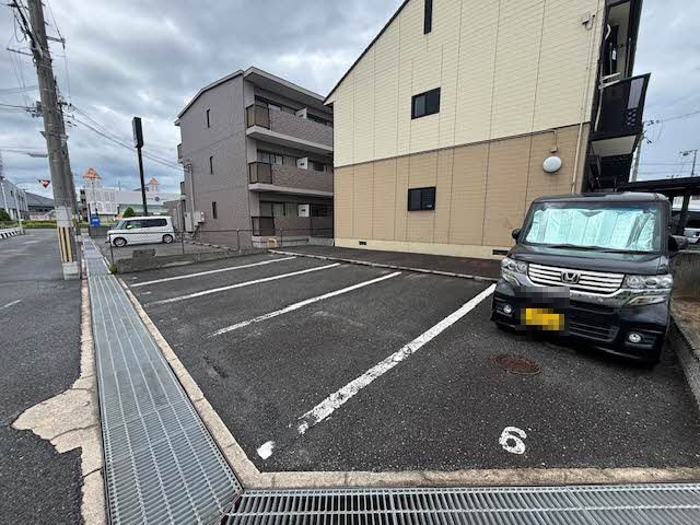 岸和田市小松里町のハイツの駐車場