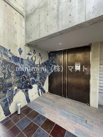 Wolf Pack Apartmentのエントランス