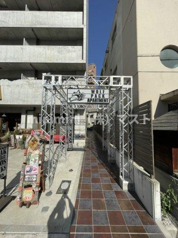 Wolf Pack Apartmentのエントランス