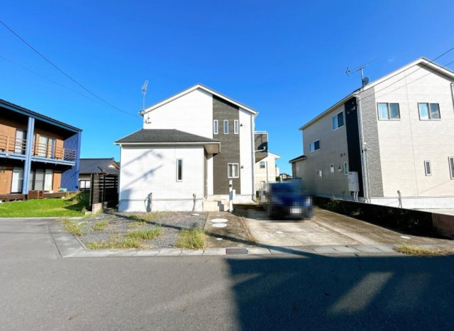 ひたちなか市大字足崎　中古戸建の外観|白を基調とした明るい印象を受ける外観です！