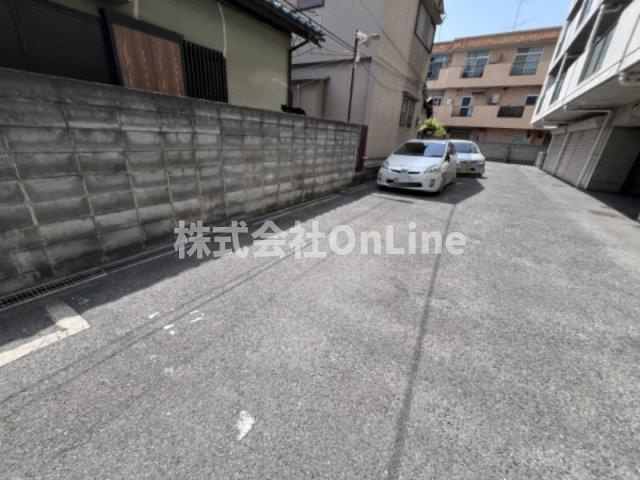 シャトーレーヌの駐車場