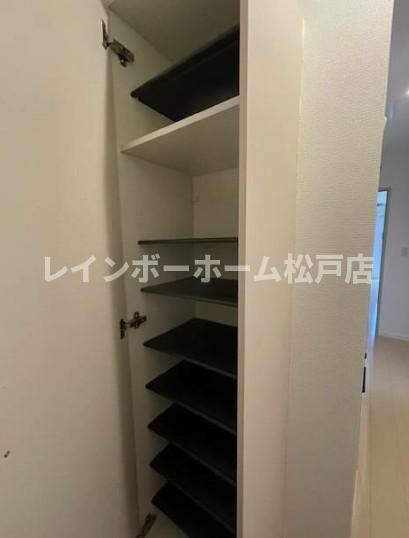 フラット柏のその他|開放的な寝室です