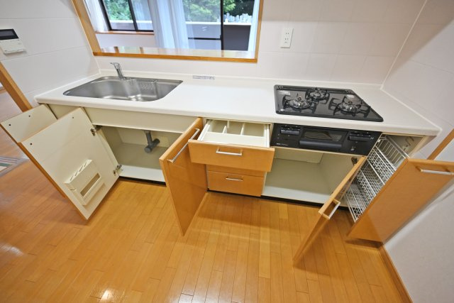 エステムコート吹田片山公園フローラのキッチン|豊富な収納を備えたキッチンは、調理器具や食器、食品のストックなどをすっきり整理できる便利な空間。必要なものを取り出しやすく、調理スペースを広々と使えるため、毎日の料理も快適に楽しめます。