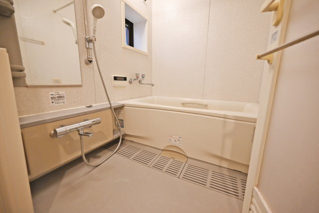 エステムコート吹田片山公園フローラの浴室|浴室乾燥機を備えた浴室は、雨の日や花粉の多い季節のお洗濯にも便利。天候を気にせず洗濯物を乾かせるほか、入浴後の湿気対策にも役立ち、毎日の暮らしを快適にサポートします。
