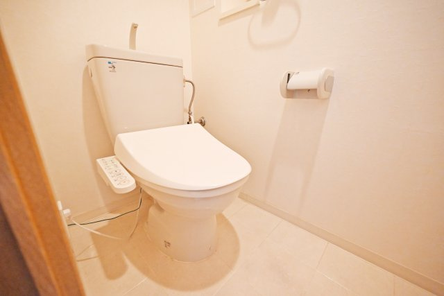 エステムコート吹田片山公園フローラのトイレ|ウォシュレット付きのトイレを採用し、毎日快適にお使いいただけます。清潔感のある空間で、家族みんなが気持ちよく利用できる、うれしい設備です。